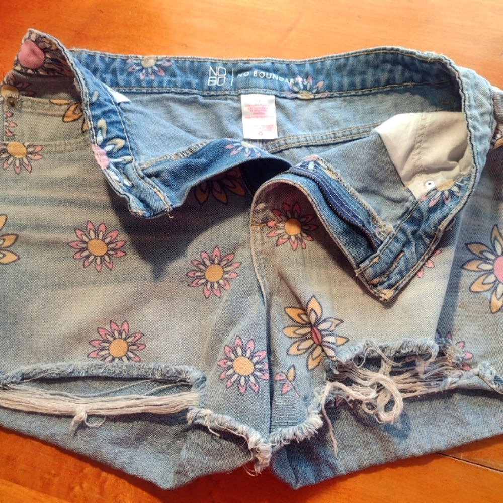 No Boundaries,Denim Hippie Flowers Denim Shorts,Size 13 Jr's & Thank You Gift